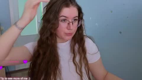 Snapshot of _enni__ chatting on February 23, 10:43 am Sam online show from February 23, 10:43 am