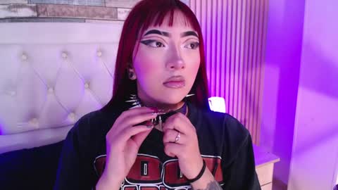 Mia online show from December 7, 2:24 pm