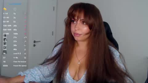 _just_a_queen_3 online show from April 14, 5:57 pm