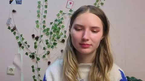 _kikiclark_ online show from March 8, 8:13 pm