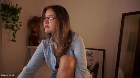 Snapshot of _lady_di chatting on October 18, 3:42 am Not on OF Some stuff for sale online show from October 18, 3:42 am