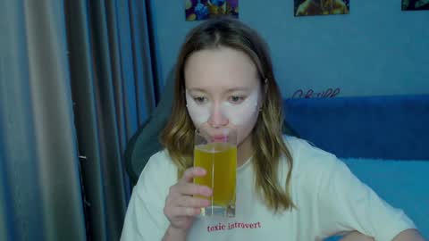 _lalune_ online show from January 25, 11:13 am