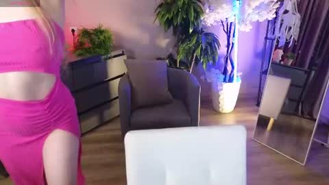 _liilcrystal_ online show from July 11, 8:20 pm