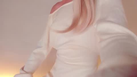 Lilou online show from November 26, 7:59 pm