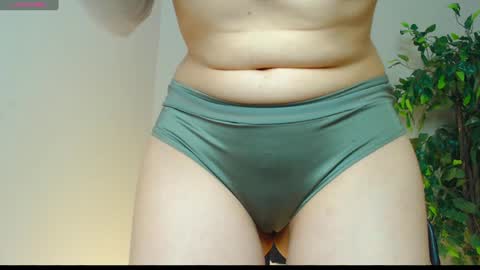Snapshot of _little_misss chatting on December 13, 1:44 pm Mila online show from December 13, 1:44 pm