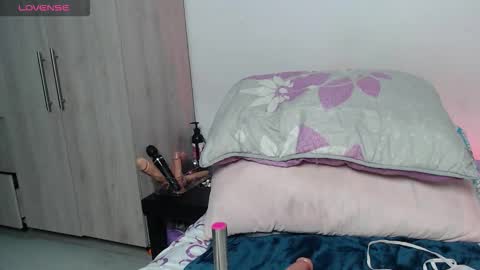 _mari_lunna_ online show from December 4, 1:41 am