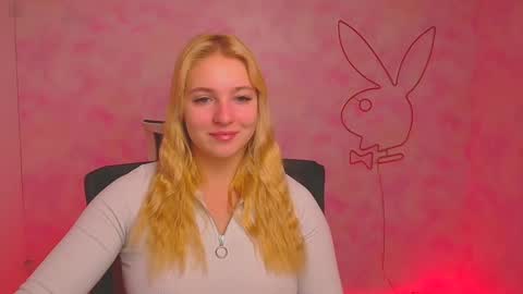 Snapshot of _mila_la_ chatting on December 8, 6:54 am Melanie online show from December 8, 6:54 am