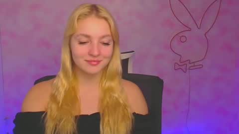 Snapshot of _mila_la_ chatting on December 12, 6:47 am Melanie online show from December 12, 6:47 am