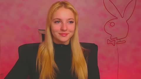 Snapshot of _mila_la_ chatting on December 7, 7:38 am Melanie online show from December 7, 7:38 am