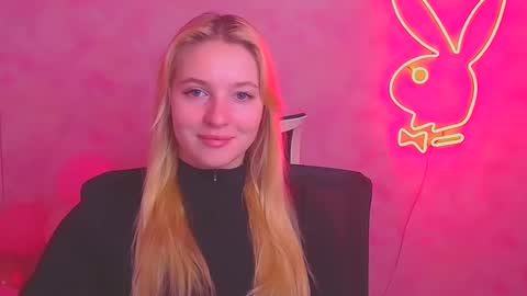 Snapshot of _mila_la_ chatting on February 22, 12:29 pm Melanie online show from February 22, 12:29 pm