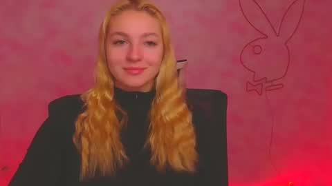 Snapshot of _mila_la_ chatting on December 17, 6:56 am Melanie online show from December 17, 6:56 am
