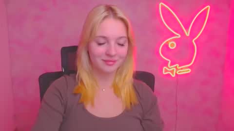 Snapshot of _mila_la_ chatting on October 14, 5:43 am Melanie online show from October 14, 5:43 am