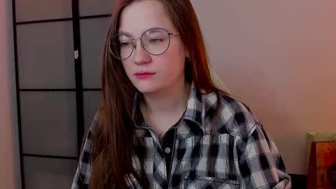 Snapshot of _nemalkovamia chatting on February 15, 3:20 am Mia with a big heart online show from February 15, 3:20 am