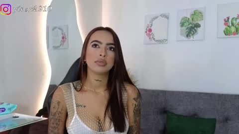 Snapshot of _sophiebrown__ chatting on December 18, 2:17 pm Andrea  The Next Stream  Wednesday online show from December 18, 2:17 pm