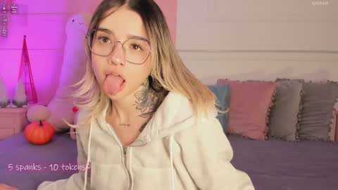 _tammarra_ online show from December 13, 7:42 pm