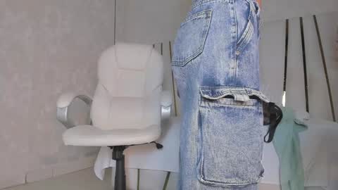 Snapshot of _tinyrousse_ chatting on January 18, 6:53 pm Rousse online show from January 18, 6:53 pm