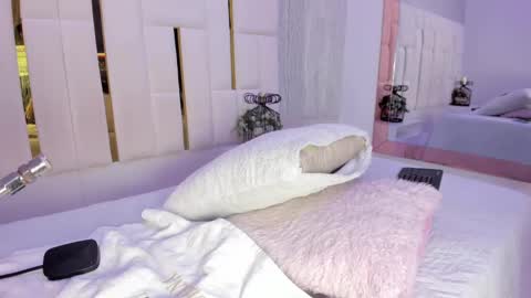 Snapshot of _tinyrousse_ chatting on October 10, 7:41 pm Rousse online show from October 10, 7:41 pm
