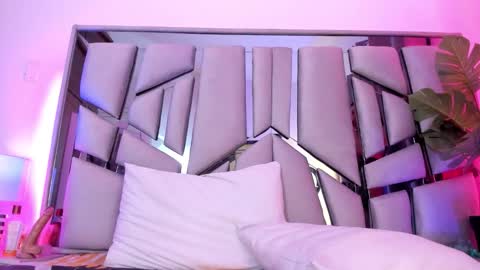 _valeria_saenz_ online show from November 4, 2:49 am