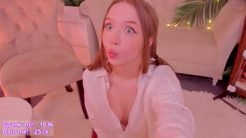 Snapshot of _violet_mills_ chatting on October 19, 3:30 am Violet online show from October 19, 3:30 am