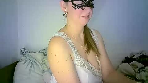 Snapshot of abigailove4u chatting on December 4, 8:40 pm GoldenFish online show from December 4, 8:40 pm