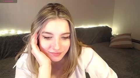 Abigail online show from December 14, 4:24 pm