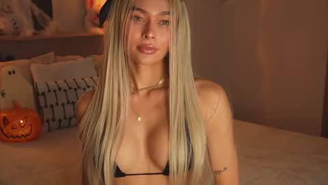 Snapshot of abril_w18 chatting on October 13, 12:46 am My name is Alexa. Please say hello I like to chat with you. If you have requests please use tip online show from October 13, 12:46 am