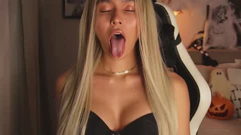 Snapshot of abril_w18 chatting on October 11, 1:43 am My name is Alexa. Please say hello I like to chat with you. If you have requests please use tip online show from October 11, 1:43 am