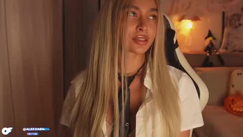 Snapshot of abril_w18 chatting on October 7, 1:54 am My name is Alexa. Please say hello I like to chat with you. If you have requests please use tip online show from October 7, 1:54 am