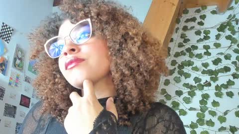 Snapshot of ada_gales_ chatting on December 5, 2:53 am  Isa  online show from December 5, 2:53 am