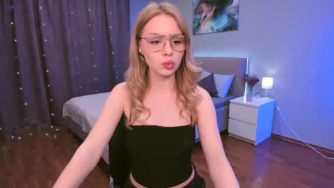 adelllovely online show from April 3, 11:30 am