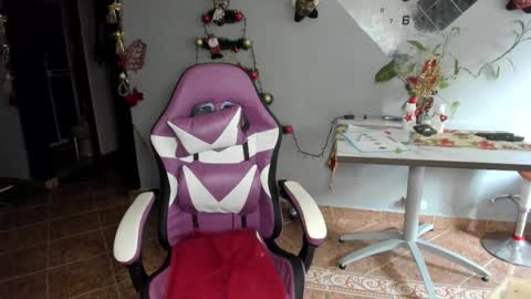 Adriana Paredes  online show from November 26, 9:05 pm