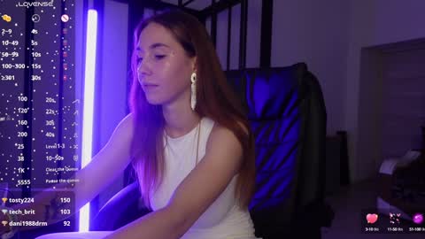 Snapshot of agelina_summer chatting on December 28, 11:37 pm Agelina Lilly Laura online show from December 28, 11:37 pm