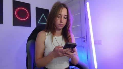 Snapshot of agelina_summer chatting on October 9, 9:19 pm Agelina Lilly Laura online show from October 9, 9:19 pm