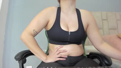 Snapshot of aida_rose chatting on January 3, 4:48 pm karoline online show from January 3, 4:48 pm