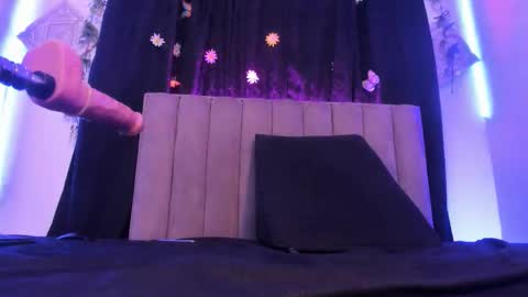 akirastone_ online show from September 25, 1:32 pm