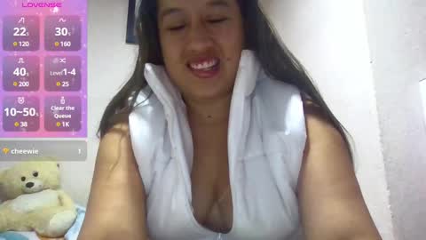 Snapshot of alahia_fox chatting on January 20, 4:43 am alahia online show from January 20, 4:43 am