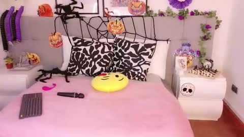 Alanaa  online show from October 9, 4:33 pm