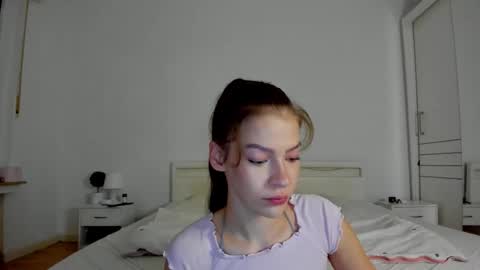 Snapshot of alexisyourdream chatting on September 19, 6:01 am Alex online show from September 19, 6:01 am