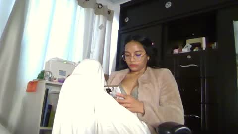 Snapshot of alia054 chatting on December 10, 2:28 pm Alia online show from December 10, 2:28 pm
