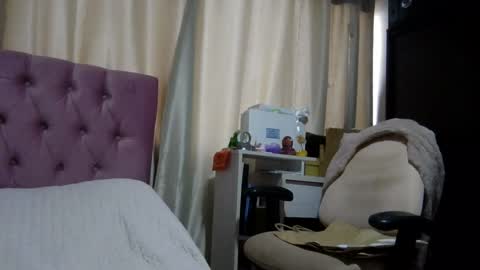 Snapshot of alia054 chatting on December 9, 1:02 pm Alia online show from December 9, 1:02 pm