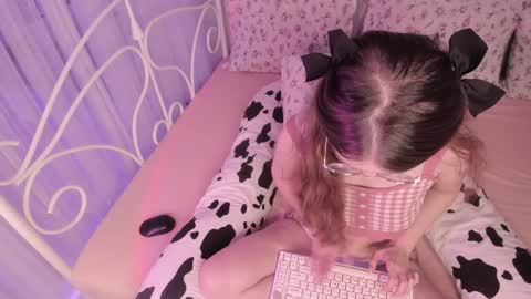 Snapshot of alice_kinky_girl chatting on December 13, 5:32 pm Alice online show from December 13, 5:32 pm