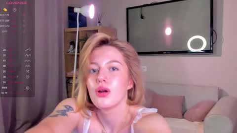 Snapshot of alice_presly chatting on October 30, 12:39 pm Alice online show from October 30, 12:39 pm
