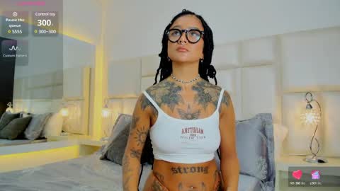 Snapshot of alicegould chatting on February 11, 12:25 pm alicegould online show from February 11, 12:25 pm