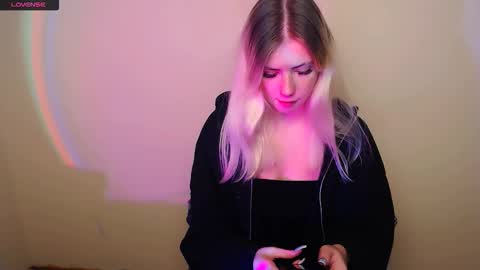 Snapshot of alicemeow_ chatting on October 13, 10:07 am Alice online show from October 13, 10:07 am