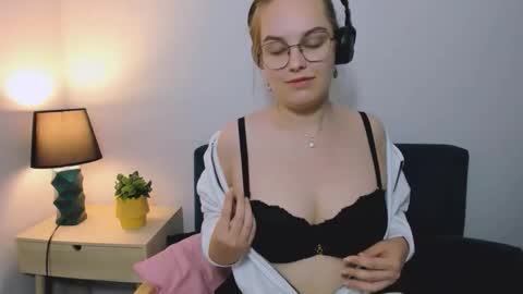 alicesensitive online show from October 5, 6:29 am