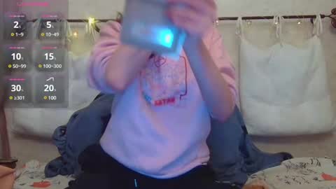Snapshot of alicewoolfy chatting on December 6, 8:06 pm AliceWoolfy online show from December 6, 8:06 pm