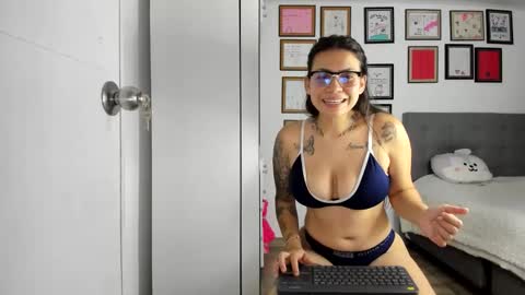 alicia_rainbow online show from May 5, 3:31 am