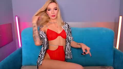 Snapshot of alina_lovelyx chatting on December 21, 1:47 am Alina online show from December 21, 1:47 am