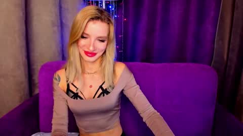 Snapshot of alina_lovelyx chatting on January 18, 1:08 am Alina online show from January 18, 1:08 am