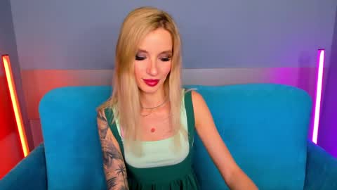 Snapshot of alina_lovelyx chatting on February 27, 1:27 am Alina online show from February 27, 1:27 am